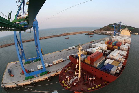 Entre 2014 e 2013, o porto de Imbituba aumentou em mais de 40% sua movimentação de cargas  -  Foto:Santos Brasil/Divulgação/Notisul