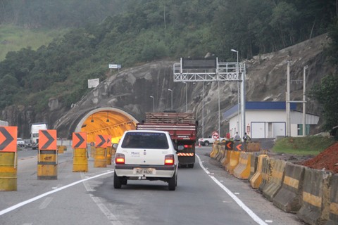 No sentido sul, o trânsito continua em uma pista, nas proximidades e no túnel do Morro do Formigão  -  Foto:Silvana Lucas/Notisul