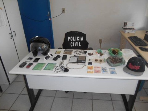 Com a dupla, a polícia encontrou maconha e uma balança de precisão caracterizando tráfico de drogas  -  Foto:Polícia Civil de Imaruí/Divulgação /Notisul