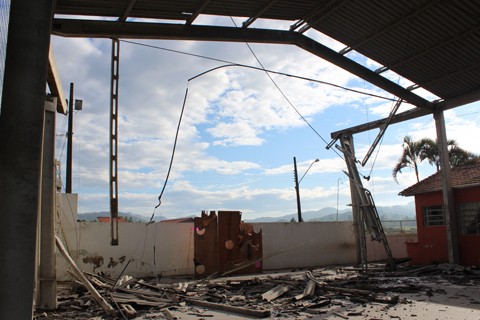Há uma semana, a estrutura da escola foi danificada por um temporal  -  Foto:Álvaro Dalmagro/Prefeitura de Capivari de Baixo/Divulgação/Notisul