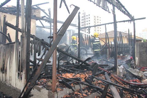 O fogo destruiu, além da edificação, móveis, roupas e todos os utensílios domésticos da família -  Foto:Silvana Lucas/Notisul