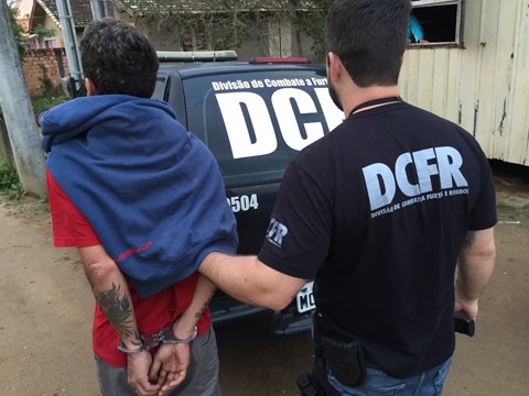 Um dos mandados foi cumprido no bairro Passo do Gado, com a detenção de um homem de 26 anos   - Foto:DCFR de Tubarão/Divulgação/Notisul