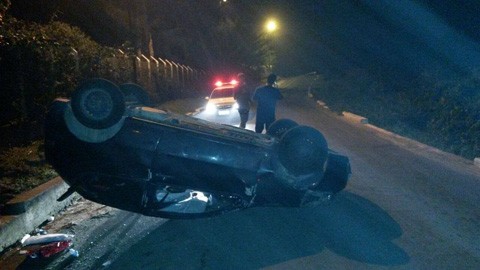 O motorista perdeu o controle do veículo na rua Luís Severino Duarte, na Praia do Gi  -  Foto:Polícia Militar de Laguna/Divulgação/Notisul