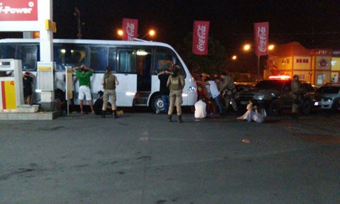 Uma guarnição da Polícia Militar revistou todos os ocupantes do micro-ônibus  - Foto:Divulgação/Notisul