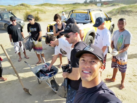 Os voluntários encontraram todos os tipos de lixo na praia. - Foto: João Baiuka/Divulgação/Notisul.