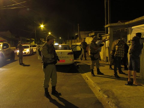 Durante a madrugada os policiais realizaram várias revistas pessoais e abordagens em veículos  -  Foto:Polícia Militar de Laguna/Divulgação/Notisul