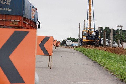 construcao-de-passarela-e-iniciada-1 Os trabalhos começaram com a cravação de estacas no lado direito da rodovia, sentido sul - Foto:Muriel Albonico/Dnit-SC/Divulgação/Notisul