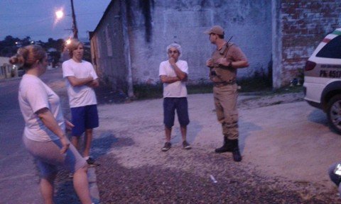 mulheres-temem-perseguicao-1 Alguns moradores relataram ao grupo de policias militares que uma mulher foi seguida por motociclista pelas ruas da comunidade - Foto: Repórter Sul/ Ligado no Sul/Notisul