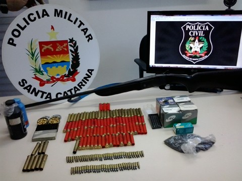 Em uma residência rural, os policiais encontraram uma arma de fogo com mais de 100 munições e cartuchos   -   Foto:PC de Grão Pará/Divulgação/Notisul