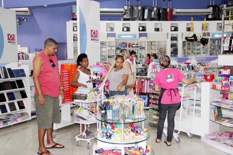 O gerente da Papelaria Marielle orienta aos pais para não deixarem as compras para os últimos dias. - Foto: Jailson Vieira/Notisul.