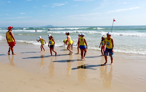O projeto Golfinho leva orientações de segurança às crianças em praias do litoral catarinense. - Foto: Julio Cavalheiro/Governo SC/Divulgação/Notisul.