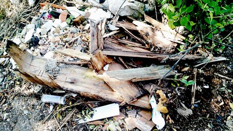 No terreno foram encontrados roupas, restos de caixões, ossos humanos, vários objetos e diferentes tipos de plásticos. - Foto: Juan Todescatt/Band TV/Divulgação/Notisul.