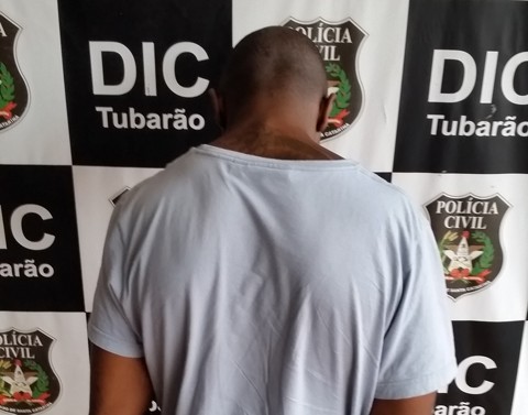 Na atual casa do suspeito também foram encontradas drogas e dinheiro proveniente do tráfico  -  Foto:DIC de Tubarão/Divulgação/Notisul