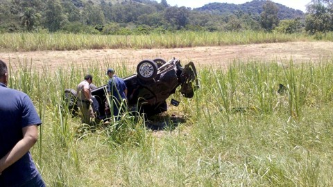 Após o acidente, o condutor, de 40 anos, foi encaminhado ao Hospital Socimed, na Cidade Azul, com ferimentos leves  -  Foto:BM de Armazém/Divulgação/Notisul