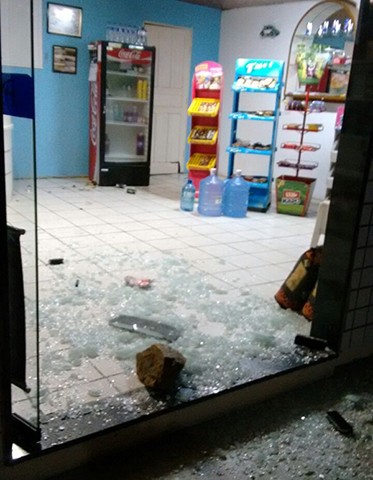 Uma pedra foi utilizada quebrar a porta e furtar os produtos. - Foto: Folha Regional/Divulgação/Notisul.