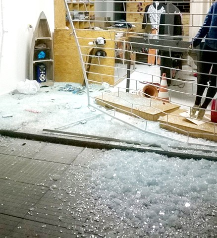 A porta da loja foi arrombada com o carro dos bandidos, que deram marcha à ré até quebrar o vidro  - Foto:Divulgação/Notisul