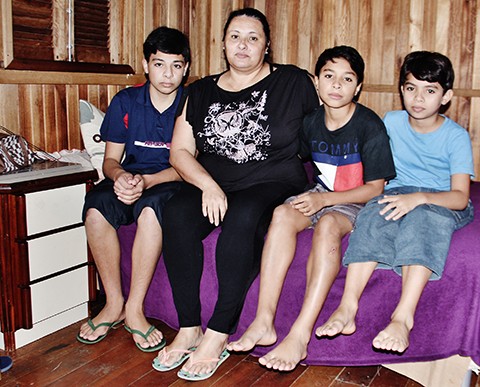 Dois filhos de Solange não têm nem chinelo. Família mora em Tubarão. - Foto: Rafael Andrade/Notisul.
