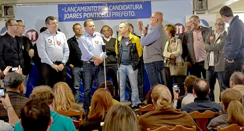 Dezenas de autoridades políticas do estado participaram do lançamento da pré-campanha. - Foto: Kélen Bardini/Divulgação/Notisul.
