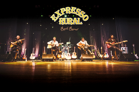banda-fara-show-gratuito-em-laguna-1 O DVD “35 Anos de Rock Rural” foi gravado no Teatro do CIC, em Florianópolis, no ano passado. - Foto: Assessoria de Imprensa Sesc/SC/Divulgação/Notisul.