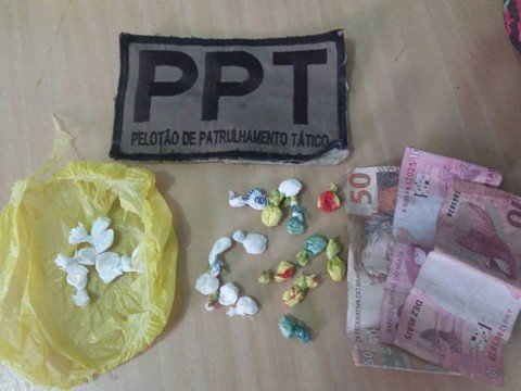 adolescentes-de-15-anos-sao-apreendidos-1 Droga e arma estavam com suspeitos detidos pela equipe do PPT de Laguna - Foto:Polícia Militar de Laguna/Divulgação/Notisul