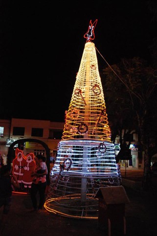 Em 2015, a CDL promoveu o “Natal dos Sonhos” com árvores e iluminação diferenciada no centro de Braço do Norte  -  Foto:CDL Braço do Norte/Divulgação/Notisul
