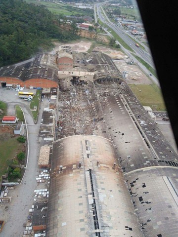 Várias empresas tiveram avarias nos telhados devido ao vendaval do dia 16 de outubro  -  Foto:Divulgação/Notisul