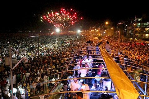 Festa da virada atrai centenas de pessoas à Laguna que participam de shows na Avenida Beira Mar. - Foto: Marco Bocão/ Prefeitura de Laguna/Divulgação/Notisul.