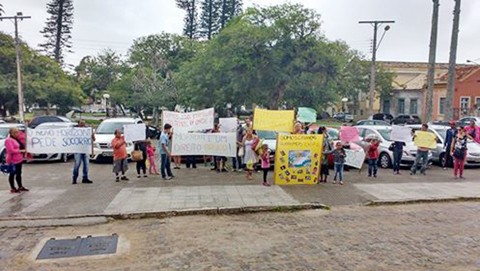 Protesto ocorreu nesta sexta-feira em frente à Casa da Cultura de Laguna. - Foto: Elvis Palma/Divulgação/Notisul.