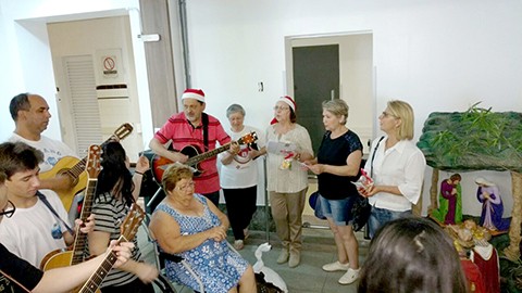 Voluntários visitam pacientes do hospital e, juntos, cantam músicas natalinas e realizam a distribuição de balas. Ação tem mais de 15 anos. - Foto: Divulgação/Notisul.