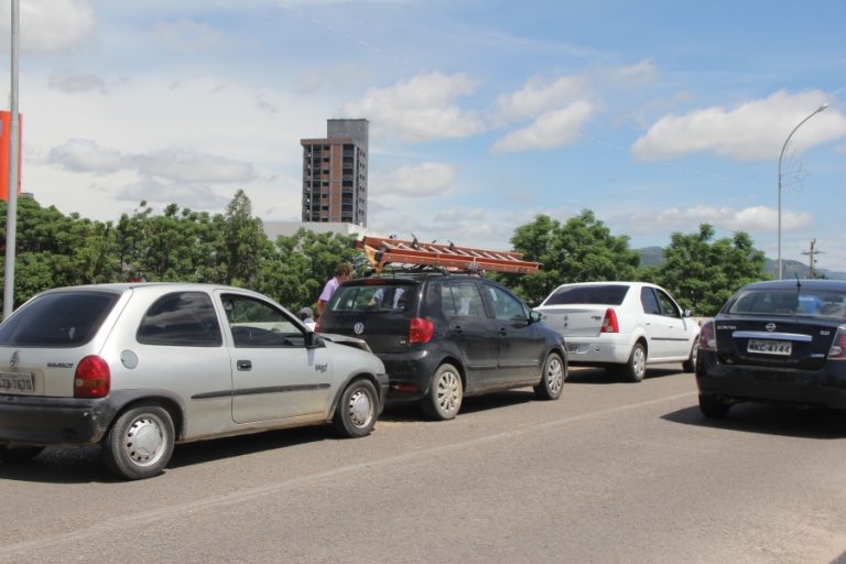 Acidente é registrado na Ponte Orlando Francalacci, na Cidade Azul