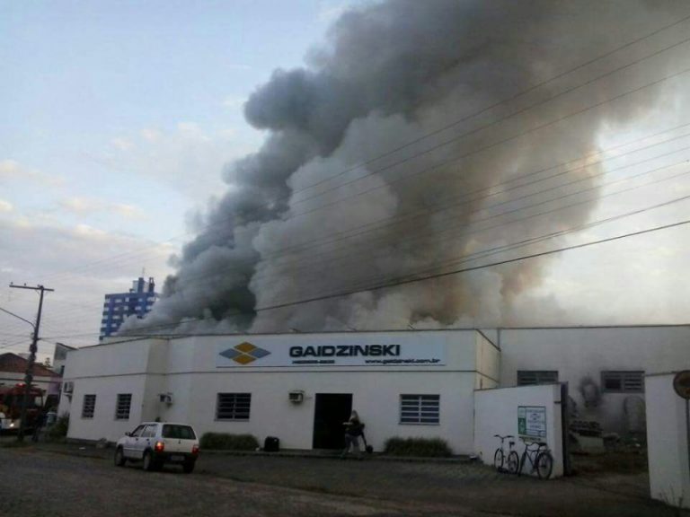 Almoxarifado e RH são destruídos por incêndio em empresa de Braço do Norte