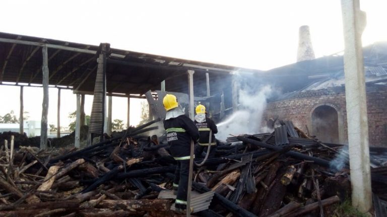 Cerâmica é atingida por incêndio de grandes proporções em Jaguaruna