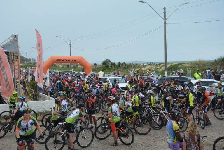 Evento reúne 400 ciclistas em Laguna