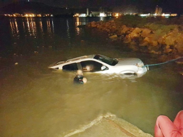 No atracadouro da balsa: Carro cai na Lagoa Santo Antônio com motorista