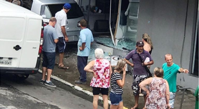 Carro invade calçada e quebra vidraça de loja após colisão, em Orleans