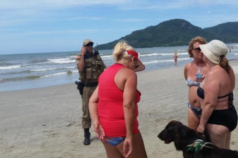 Turista com deficiência visual passa por constrangimento ao ser denunciada por banhista sobre a presença de seu cão-guia, em Balneário Camboriú