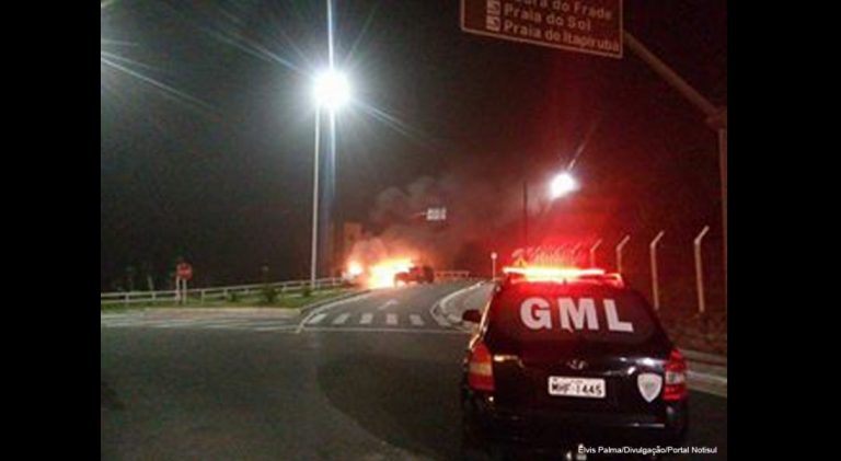 Veículos são tomados pelas chamas em colisão em Laguna