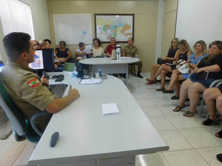 Ações de segurança são discutidas com diretores de escolas em Braço do Norte