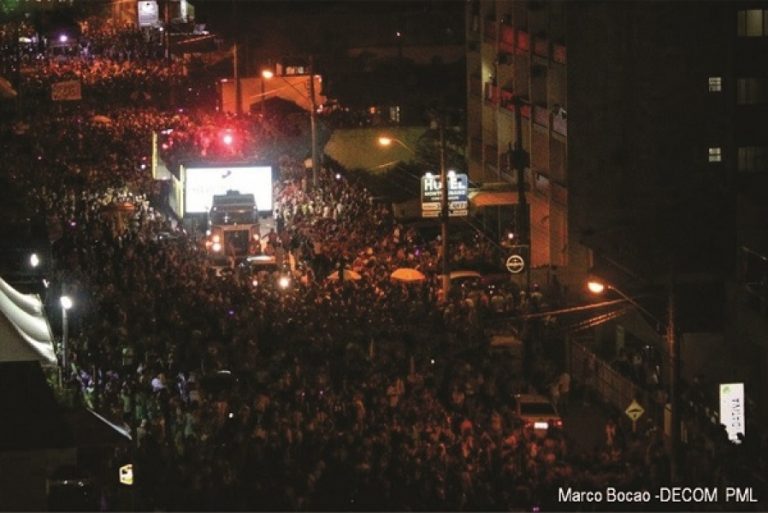 Carnaval de Laguna atrai milhares de foliões