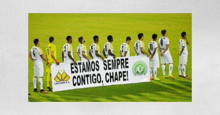Após polêmica, Tigre entra em campo com faixa de apoio à Chapecoense