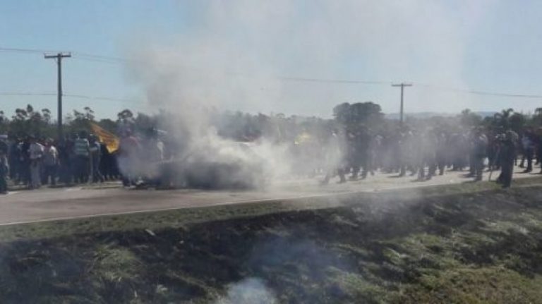 Com fogo em pneus, manifestantes fazem barreira e bloqueiam a BR-101, em Içara