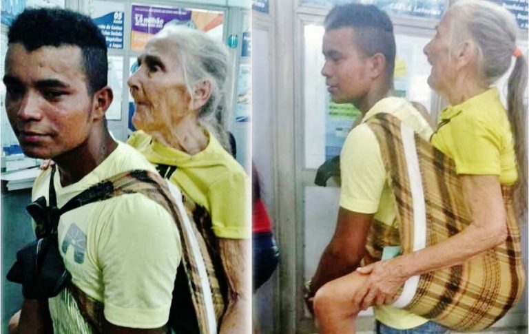 Gentileza: jovem carrega idosa nas costas para sacar benefício