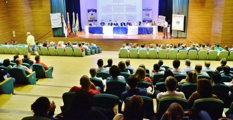 Neste momento: Debate sobre reforma da Previdência reúne bom público em Capivari