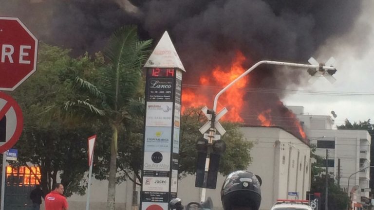 Incêndio atinge depósito de empresa em Içara