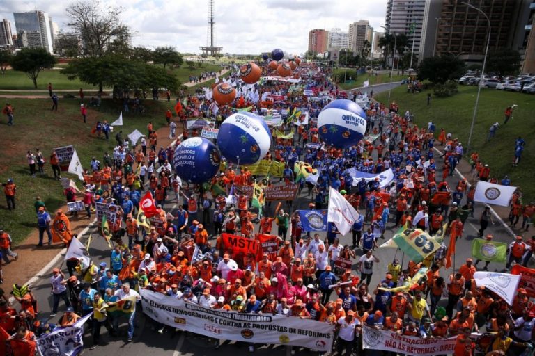 Manifestação em Brasília tem tumulto na chegada ao Congresso Nacional
