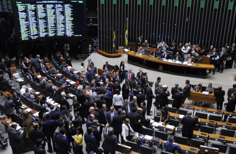 Catarinenses votam denúncia contra Temer na Câmara