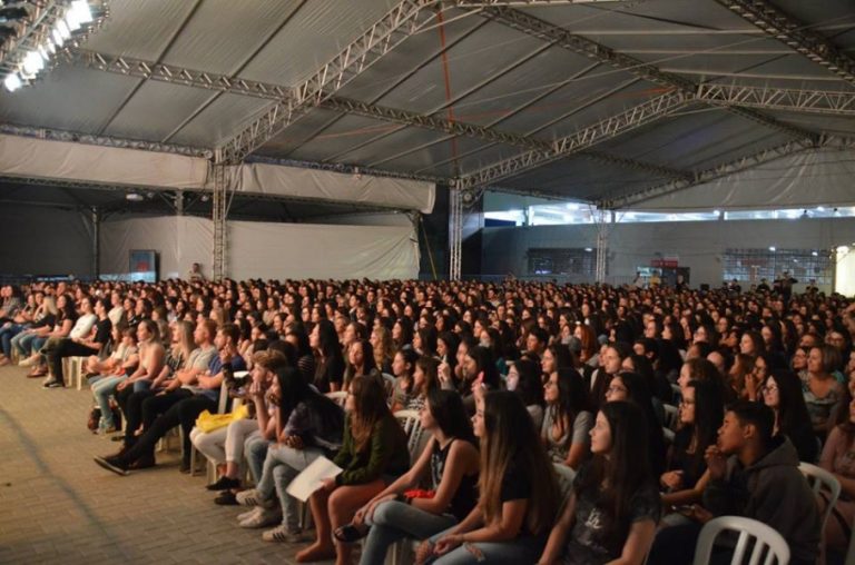 Festival de Youtubers: Meninas do canal Depois das Onze superam expectativas de público no Farol Shopping