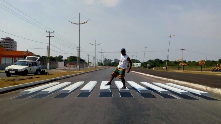 Giro pelo Brasil: Grafiteiros pintam faixas de pedestres em 3D para ‘forçar’ parada de motoristas