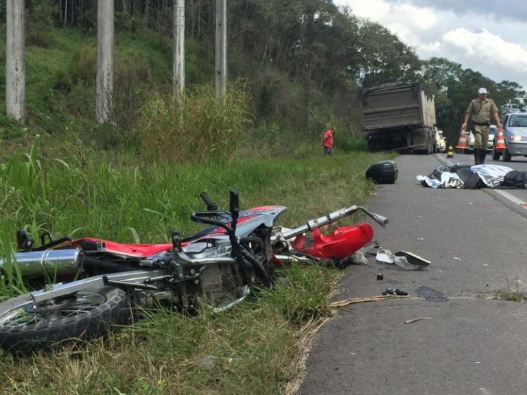 Motociclista morre ao colidir com caminhão na SC-108
