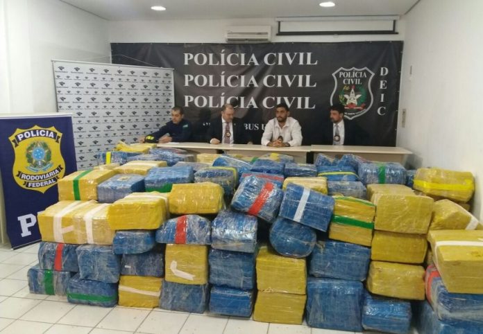 Mais de cinco toneladas de maconha foram encontradas escondidas no fundo de uma carga de milho em Garuva em maio (Foto: Polícia Civil e PRF/ Divulgação)